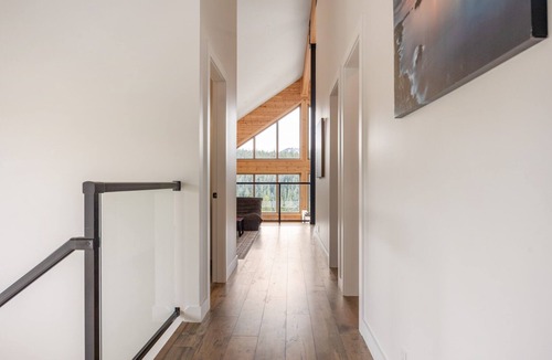 Courtenay Ski Chalet | Mammoth Chalet - Luxury Retreat on Mount Washington. Hot tub & Sauna