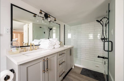 Kitsilano Hotel | Maple beach house Garden suite