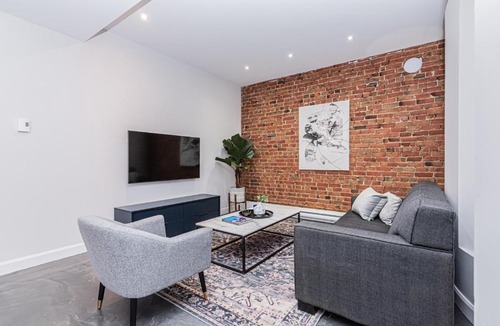 Plateau Mont Royal Apartment | Massive 3 bedroom apartment in the hearth of Le Plateau by DenStays