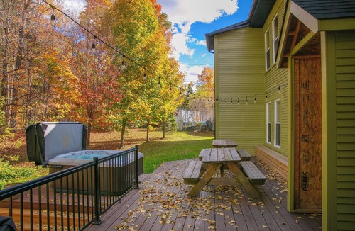 Stanstead House | Massive Group Chalet w/Spa, fireplace, 10 Bedrooms – Up to 48 Guests