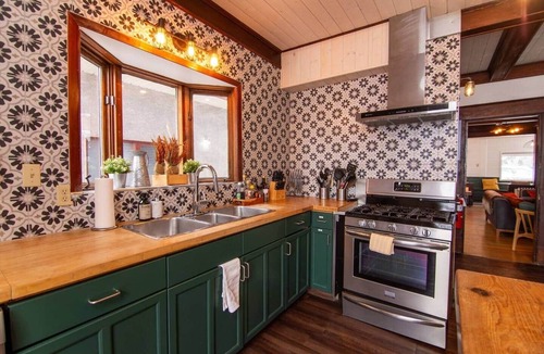 Banff House | Massive Mountain House in heart of BANFF-Sleeps 23