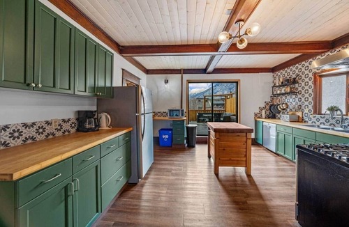 Banff House | Massive Mountain House in heart of BANFF-Sleeps 23