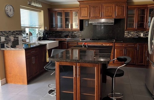 Richmond House | Master bedroom, with king bed, walk in closet, ensuite bath, microwave & fridge
