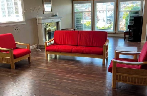 Richmond House | Master bedroom, with king bed, walk in closet, ensuite bath, microwave & fridge