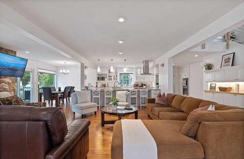 Southwest Edmonton House | McKernan - Ultimate Escape with A/C + BBQ