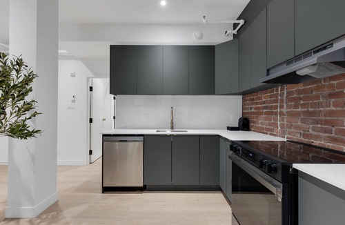 Cite Multimedia Apartment | Mercer-2BDR 2BA Old Montreal- Free parking