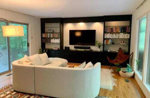 Chapel Hill House | Mid-Century Gem Creekside King Beds Near UNC