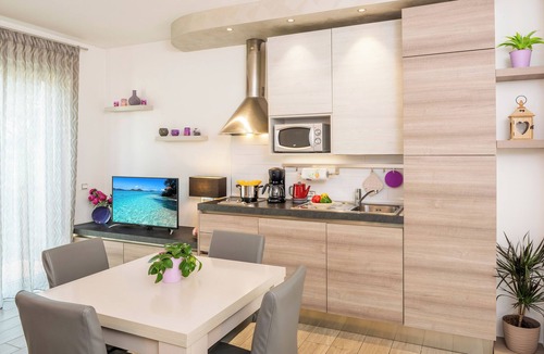 Bardolino Apartment | Millyholidays It Lillà Vacation Rental - Downtown - Nearby Beach - Private Garden - Spa Pool