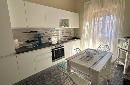 Milazzo House | Miniappartamento di 40mq, Cucina di 3 m con Lavastoviglie, Lavatrice, Balcone