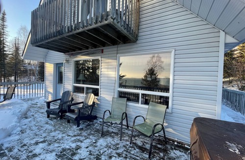 Neebing Cottage | Mink Mountain Chickadee lakefront house with hot tub. Pet friendly.