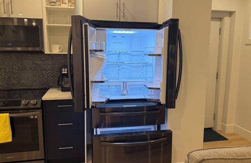 Northwest Calgary House | Modern 1BR Private Suite Near Airport and Amazing Shopping!Free Netflix, Parking