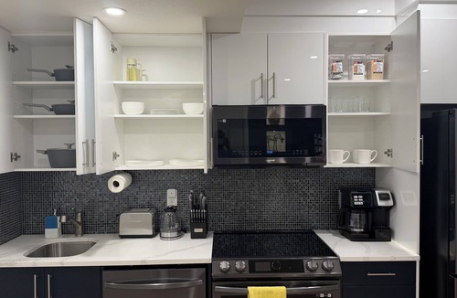 Northwest Calgary House | Modern 1BR Private Suite Near Airport and Amazing Shopping!Free Netflix, Parking