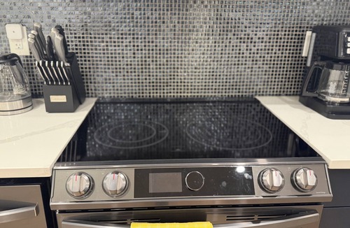 Northwest Calgary House | Modern 1BR Private Suite Near Airport and Amazing Shopping!Free Netflix, Parking