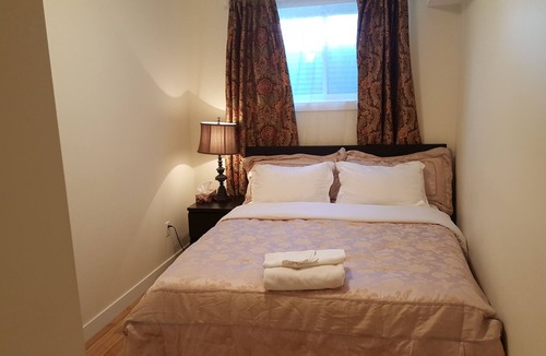 Northwest Edmonton House | Modern 2 BD RM Vacation Home Near West Edmonton Mall & Transit Center/LRT