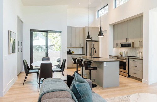 Central Okanagan House | Modern 2-bed retreat in Lower Mission near Kelowna’s best beaches, wineries & cafés. Enjoy a fenced yard, chef’s kitchen, patio, garage parking & beach essentials just 4 minutes from Sarsons Beach. Designed for relaxation, convenience & comfort.