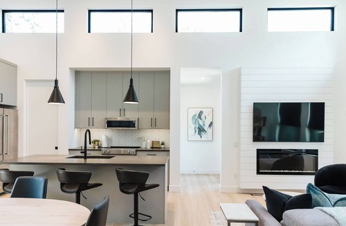 Central Okanagan House | Modern 2-bed retreat in Lower Mission near Kelowna’s best beaches, wineries & cafés. Enjoy a fenced yard, chef’s kitchen, patio, garage parking & beach essentials just 4 minutes from Sarsons Beach. Designed for relaxation, convenience & comfort.