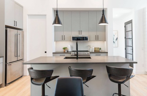 Central Okanagan House | Modern 2-bed retreat in Lower Mission near Kelowna’s best beaches, wineries & cafés. Enjoy a fenced yard, chef’s kitchen, patio, garage parking & beach essentials just 4 minutes from Sarsons Beach. Designed for relaxation, convenience & comfort.