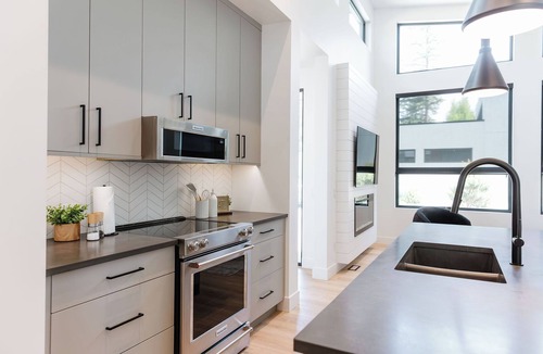 Central Okanagan House | Modern 2-bed retreat in Lower Mission near Kelowna’s best beaches, wineries & cafés. Enjoy a fenced yard, chef’s kitchen, patio, garage parking & beach essentials just 4 minutes from Sarsons Beach. Designed for relaxation, convenience & comfort.