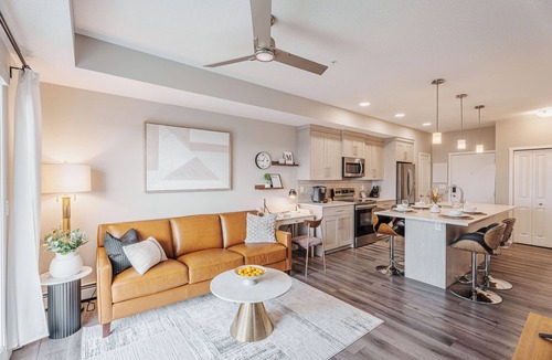 Calgary Condo | Modern 2 BR condo, Sleeps 4, w/AC, 8 mins to YYC