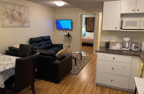 Northwest Edmonton House | Modern 2 BR Vacation Home Near West Edmonton Mall