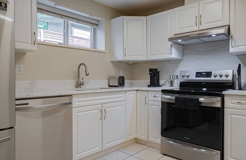 Lynn Valley House | Modern 2Bed Unit in Lynn Valley