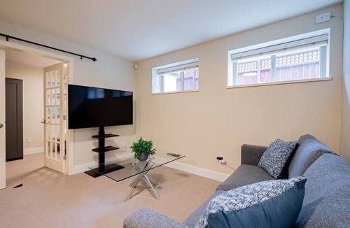 Lynn Valley House | Modern 2Bed Unit in Lynn Valley
