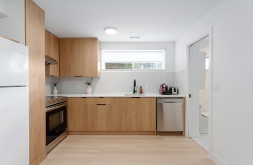 Canyon Heights Bed & Breakfast | Modern 2BR 1BA Near Capilano & Grouse Mountain