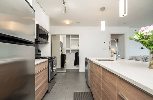 Central Apartment | Modern 2BR/2BA Apartment in Downtown Vancouver