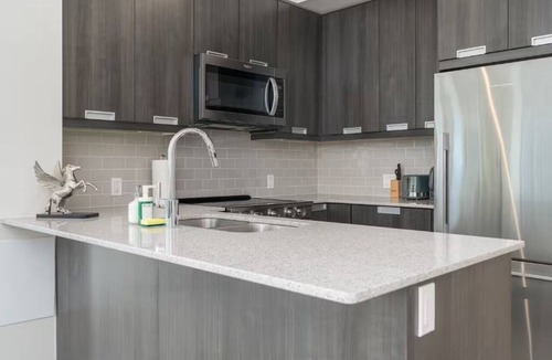 St. Lawrence Apartment | Modern 2BR Jarvis Street Retreat in Downtown