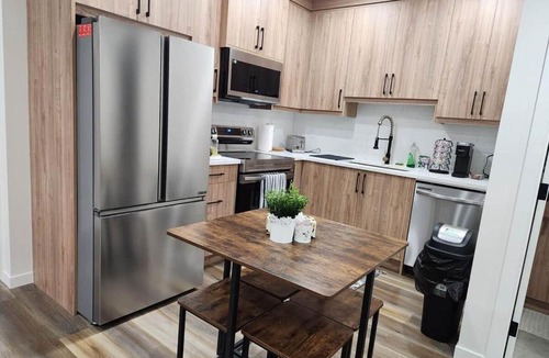 Keith House | Modern 2BR | Private Suite | Close to Banff | UofC