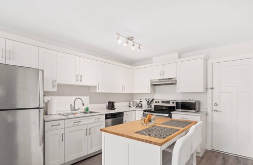 Central Lonsdale Apartment | Modern 2BR Suite Near Lonsdale & Mountains