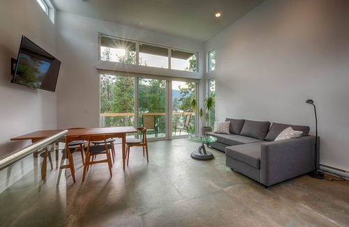Central Okanagan House | Modern 3 bedroom, 3 en suites, dog friendly loft in McKinley