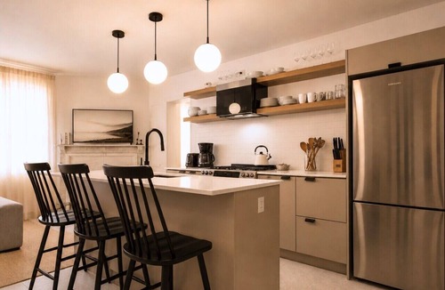 Shaughnessy Village Apartment | Modern 3 Bedroom Downtown Flat with Parking
