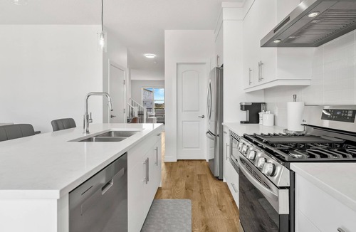 Southeast Calgary House | Modern 3BDR with AC. Mins from South Health Campus and YMCA. 1.5 hrs Banff