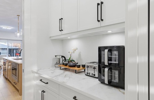 Rosscarrock House | Modern 3BR Home Downtown Free Parking Sleeps 8