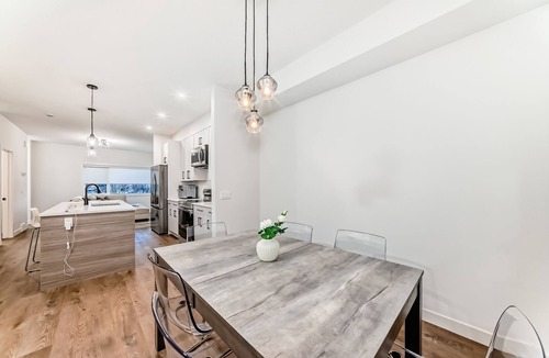 Highland Park House | Modern 3BR Townhome | Free Parking | Quartz Kitchen | Family-Friendly