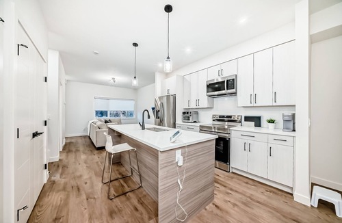 Highland Park House | Modern 3BR Townhome | Free Parking | Quartz Kitchen | Family-Friendly