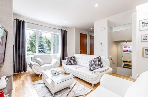 Kensington House | Modern 4 BDR Property, Trendy Kensington, close to Downtown, parks, pubs, shops