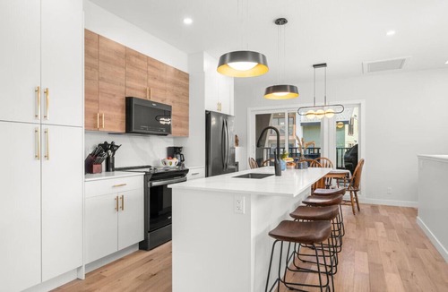 Canmore Villa | Modern 4BR Mountain Retreat. Balcony, BBQ near DT