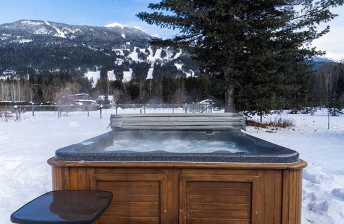 Revelstoke House | Modern 6BR,6BTH Mountain Lodge Near Revelstoke Resort, Hot Tub, Gear Room!