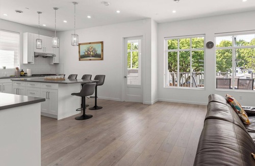 East Side House | Modern 6BR Home - Ideal for Quiet Family Holidays