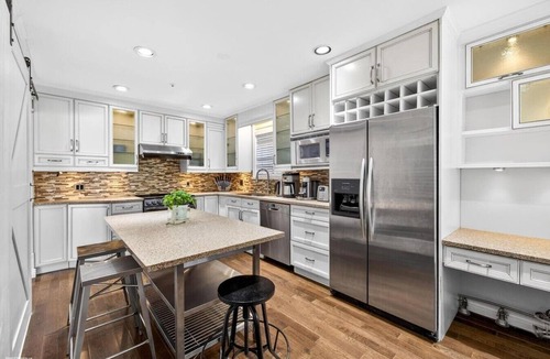 Killarney House | Modern 6BR |Near Downtown| Fast WiFi| Free Parking