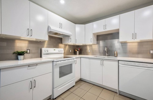 Calgary Apartment | Modern and Cozy 2 Bedroom Retreat Near DT & Airport; Fully Renovated in 2024!