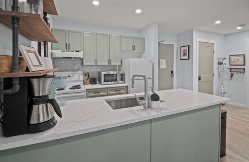 Panorama Condo | Modern Bear retreat ,Creekside ,Hike, Bike, Ski, Soak, Ground level