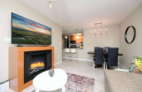 Crosstown Apartment | Modern Central Location with Pool, Sauna & Jacuzzi