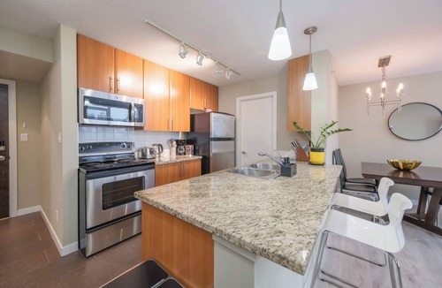 Crosstown Apartment | Modern Central Location with Pool, Sauna & Jacuzzi