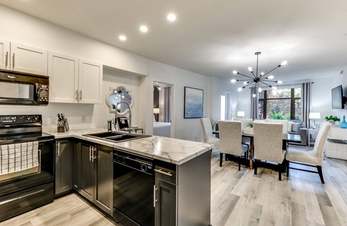 South Pandosy Condo | ☀️Modern, Chic, King Bed & Gym! Best Location! Walk to Beach & Fab Eats!🏖️🍷🥂🍱