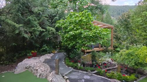 West Vancouver House | Modern Coastal 2BR Retreat with Hot Tub in Vancouver BC