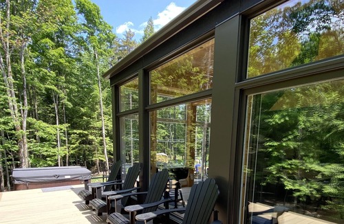 Sutton Ski Chalet | Modern Cosy-Chic Chalet with Spa in Nature