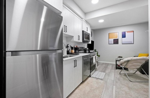 Southwest Calgary House | Modern & Cozy 1 Bedroom Suite in SouthWest Calgary - Free Parking + Fast Wifi